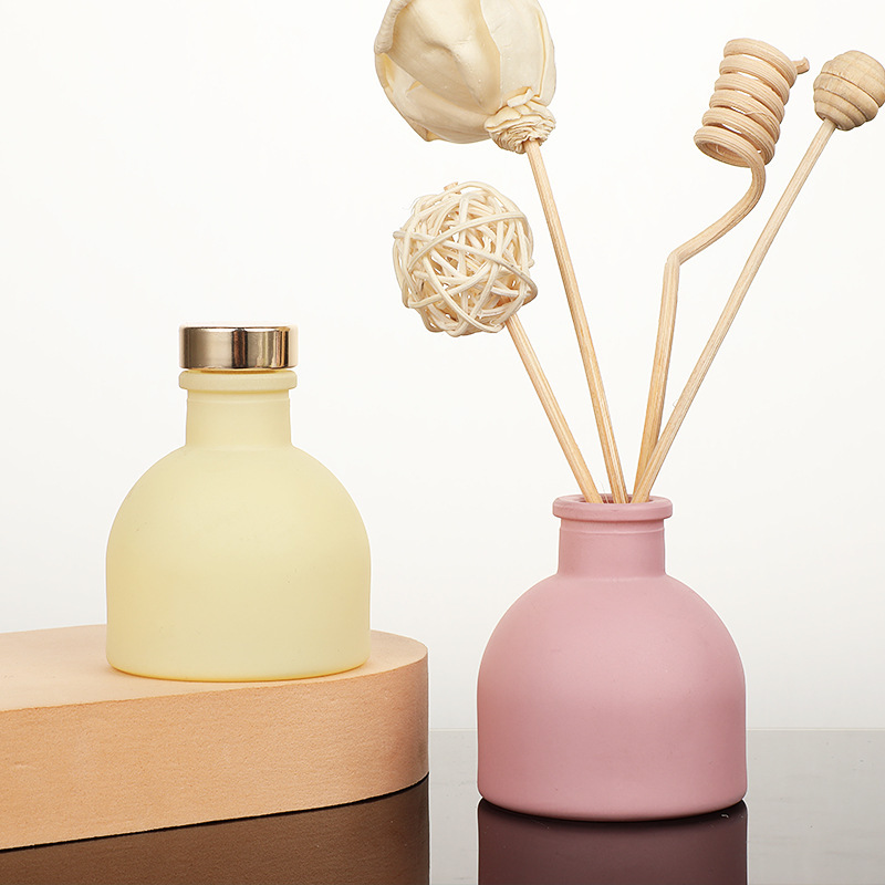 Home Fragrance Set Gift - 1pc 50 ミリリットル空のピンク/ホワイト/イエロー/ブラックアロマセラピーディフューザーボトルリードディフューザーガラスボトルホームフレグランスオイルギフトセット